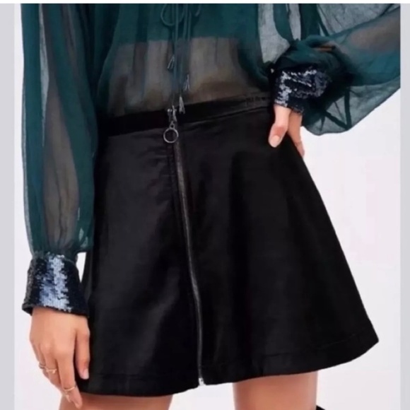 Free People A-line Black Velvet Zip Front Mini Skirt size 2 - Picture 1 of 10